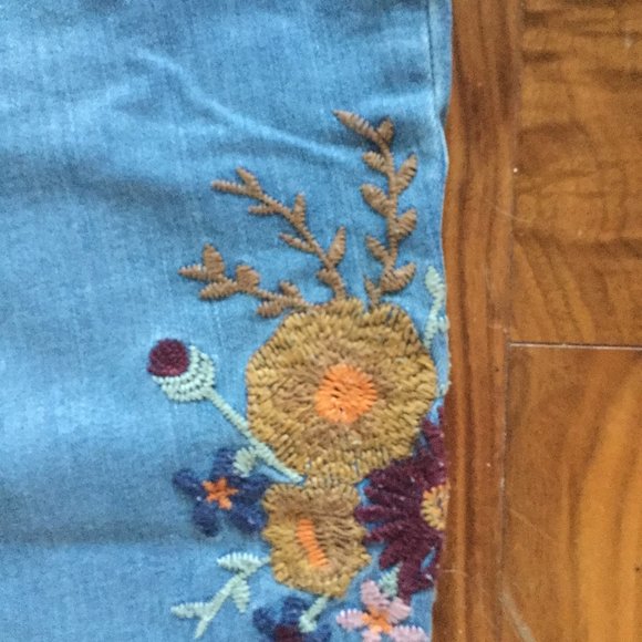 NWT Plus size jeans with embroidered floral design - Picture 2 of 4
